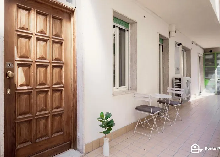 Ariston A 200m-luxury Con A/c & Wi-fi Apartment